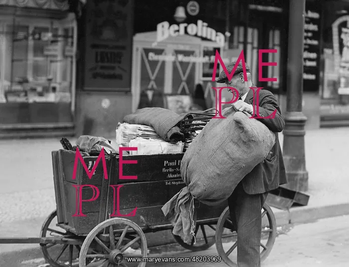 : Rag and bone man in Berlin, 1931 : Rag and bone man in Berlin, 1931