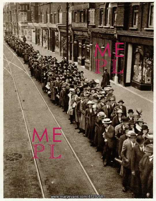  : Rail Strike, queing for the tram-car 1919