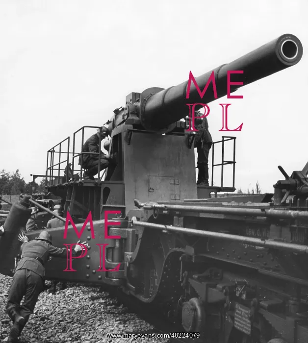 : Railway gun with soldiers : Railway gun with soldiers