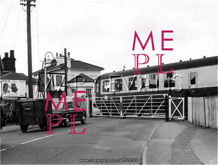: RAILWAY LEVEL CROSSING : RAILWAY LEVEL CROSSING