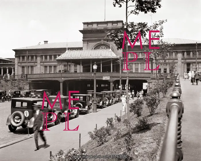 : Railway Station Facing Post Office Square Pedestrians : Railway Station Facing Post Office Square Pedestrians