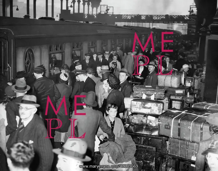 : Railway station in London, 1939 : Railway station in London, 1939