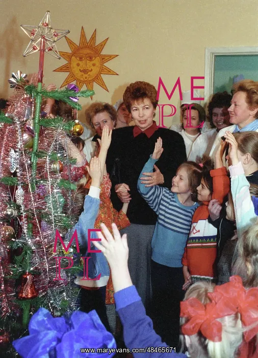 : Raisa Gorbacheva with young patients, 1989 : Raisa Gorbacheva with young patients, 1989