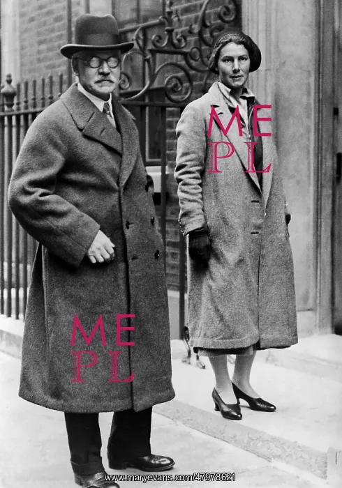 : Ramsay MacDonald and Daughter : Ramsay MacDonald and Daughter