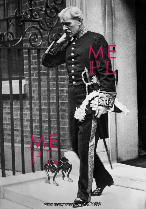 : Ramsay MacDonald leaves 10 Downing Street : Ramsay MacDonald leaves 10 Downing Street
