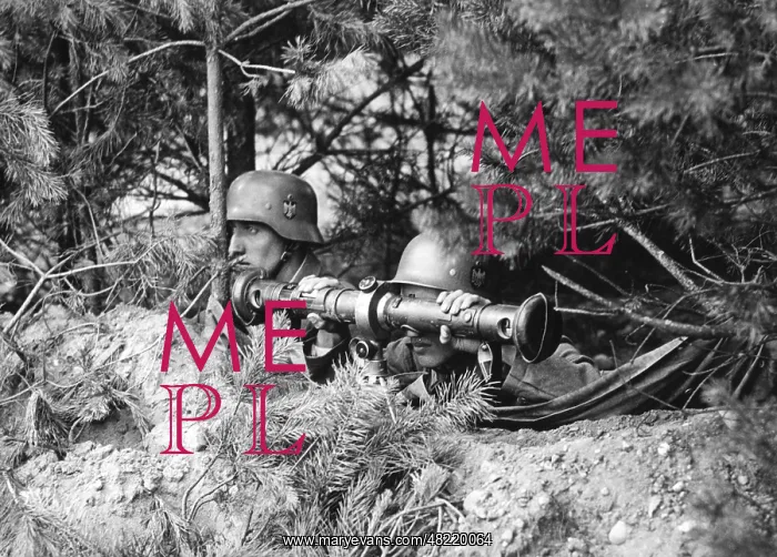 : Rangefinder of a machine gun company during an exercise : Rangefinder of a machine gun company during an exercise