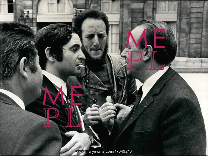 : Raymond Marcellin with journalists in Paris : Raymond Marcellin with journalists in Paris