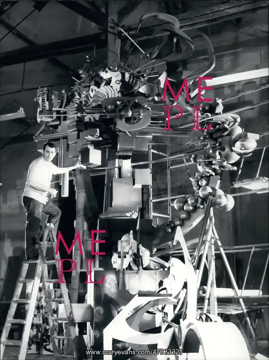 : Raymond Moretti working on giant sculpture : Raymond Moretti working on giant sculpture