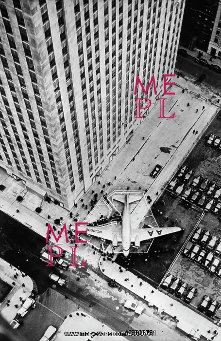 : Beside the RCA skyscraper in New York : Beside the RCA skyscraper in New York