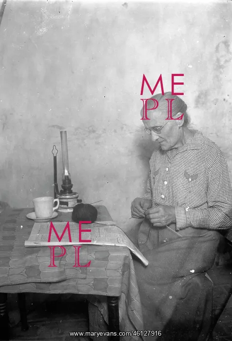 : Read the newspaper : Read the newspaper