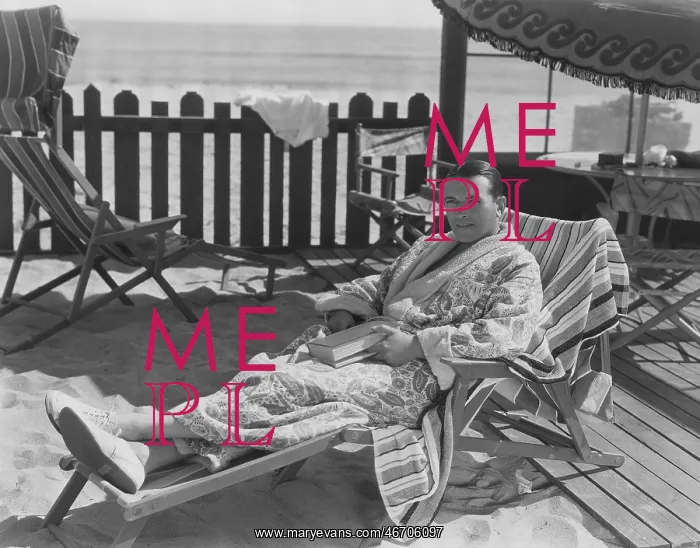 : Reading at the beach : Reading at the beach