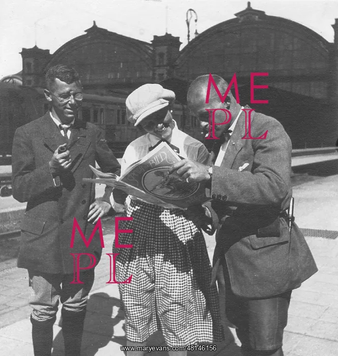 : Reading the newspaper at the railway platform in Munich, 192 : Reading the newspaper at the railway platform in Munich, 192