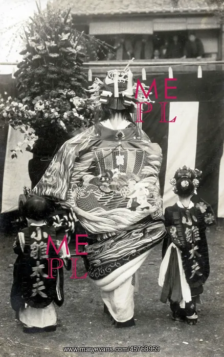 : Rear view of a Japanese Actress with two children : Rear view of a Japanese Actress with two children