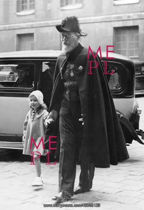 : Reception. Art historian Luois Gillet with his granddaughter on the way : Reception. Art historian Luois Gillet with his granddaughter on the way