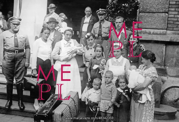 : Reception of German expatriates from Spain in Munich, 1936 : Reception of German expatriates from Spain in Munich, 1936