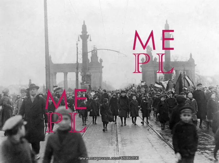 : Reception of returning soldiers in Berlin, 1918 : Reception of returning soldiers in Berlin, 1918