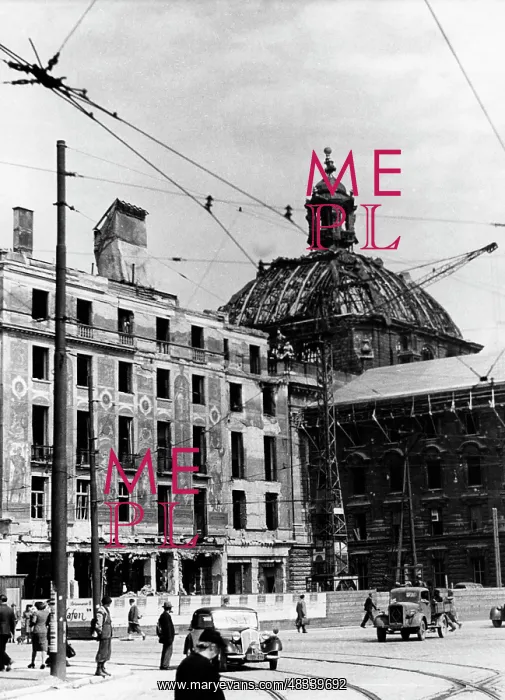: Reconstruction work on Karlsplatz, Stachus 1945 : Reconstruction work on Karlsplatz, Stachus 1945