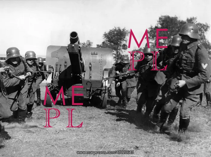 : Recruits during an exercise with field howitzer, 1936 : Recruits during an exercise with field howitzer, 1936