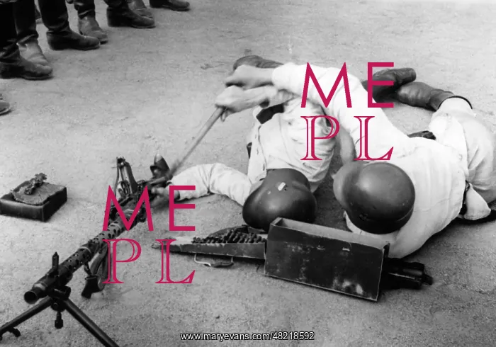 : Recruits during an exercise with MG 13 gun, 1940 : Recruits during an exercise with MG 13 gun, 1940