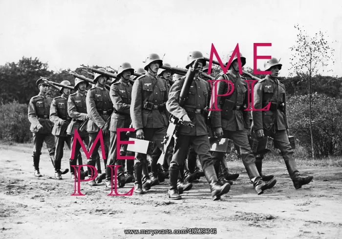 : Recruits march with machine guns, 1935 : Recruits march with machine guns, 1935