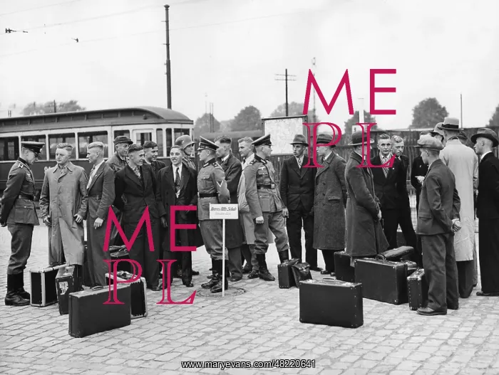 : Recruits of the NCO School in Potsdam on the platform, 1 : Recruits of the NCO School in Potsdam on the platform, 1
