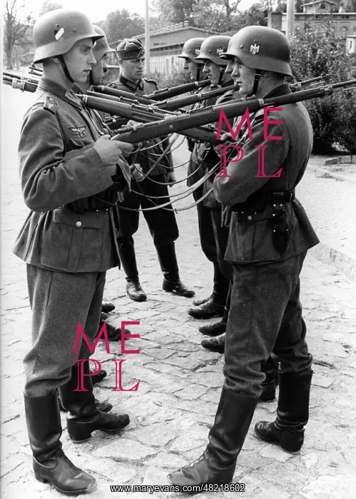 : Recruits training with guns, 1940 : Recruits training with guns, 1940
