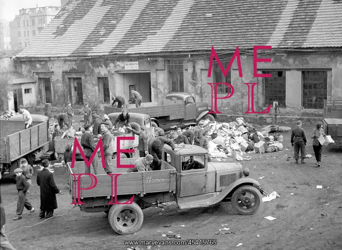 : Recycling. Czechoslovakia - Prague, 1948 : Recycling. Czechoslovakia - Prague, 1948