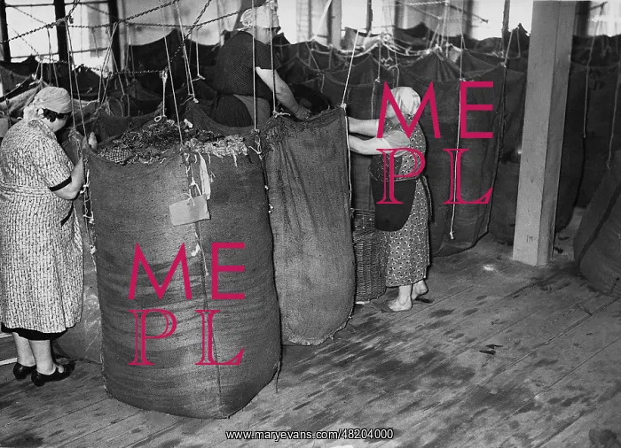 : Recycling old clothes, 1940 : Recycling old clothes, 1940