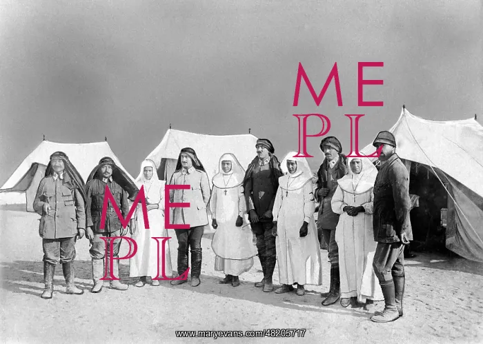 : Red Crescent doctors and nurses, 1917 : Red Crescent doctors and nurses, 1917