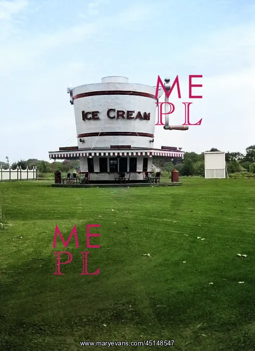 : Refreshment Stand Built Shaped Like Wooden Hand : Refreshment Stand Built Shaped Like Wooden Hand