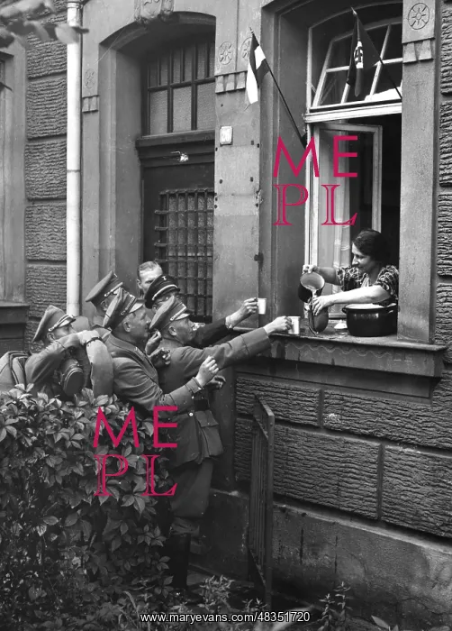 : Refreshments before the march at the 1935 Nazi Party Co : Refreshments before the march at the 1935 Nazi Party Co