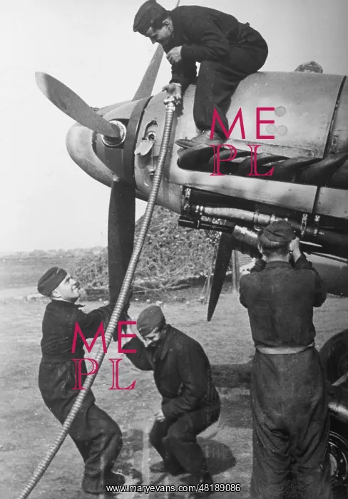 : Refueling of a German aircraft, 1941 : Refueling of a German aircraft, 1941