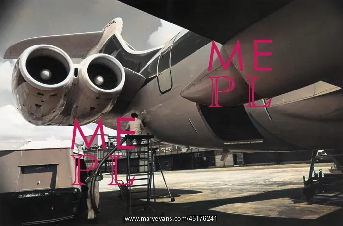 : REFUELLING A PLANE : REFUELLING A PLANE
