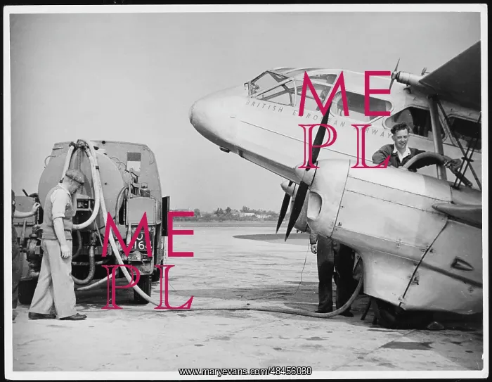 : REFUELLING A PLANE : REFUELLING A PLANE