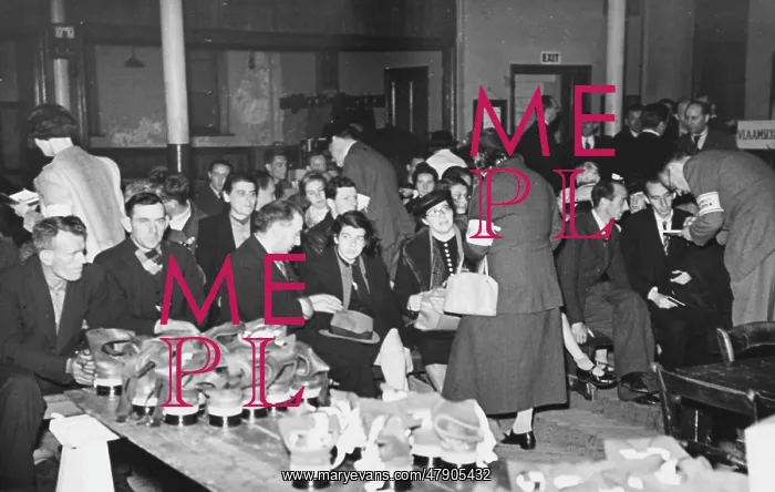 : Refugee waiting room WWII : Refugee waiting room WWII