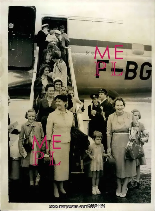 : Refugees. Aug. 08, 1956 - More wive and children arrive from the Suez : Refugees. Aug. 08, 1956 - More wive and children arrive from the Suez