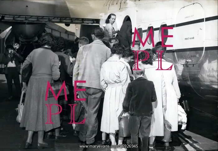 : Refugees. Sep. 09, 1958 - Fugitive-airlift to West-Germany To relieve the : Refugees. Sep. 09, 1958 - Fugitive-airlift to West-Germany To relieve the