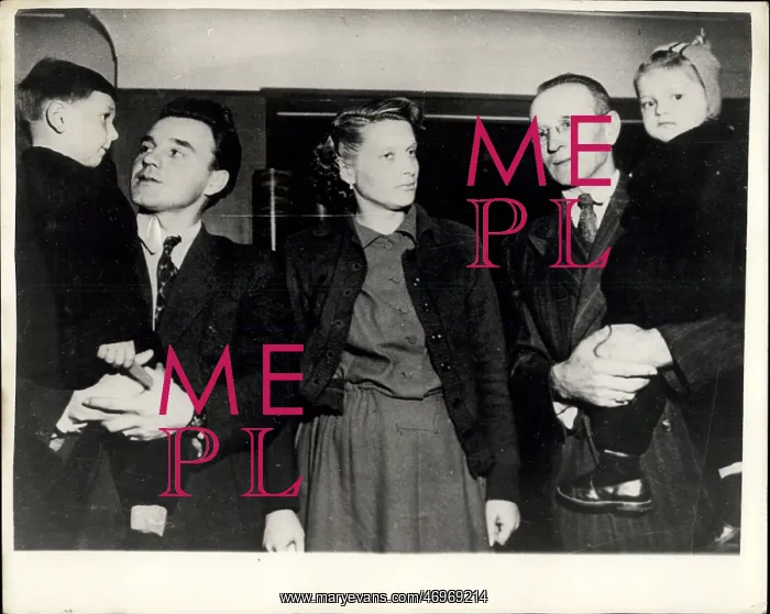 : Refugees. THREE GENERATIONS OF CZECH FAMILY FROM'IRON CURTAIN IN TINY COMPARTMENT : Refugees. THREE GENERATIONS OF CZECH FAMILY FROM'IRON CURTAIN IN TINY COMPARTMENT