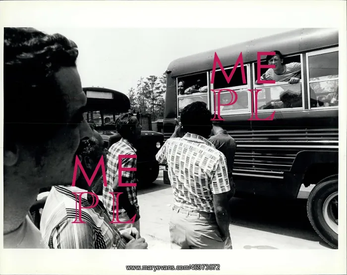 : Refugees. Newly arriving Cuban refugee talk to refugees already processed : Refugees. Newly arriving Cuban refugee talk to refugees already processed