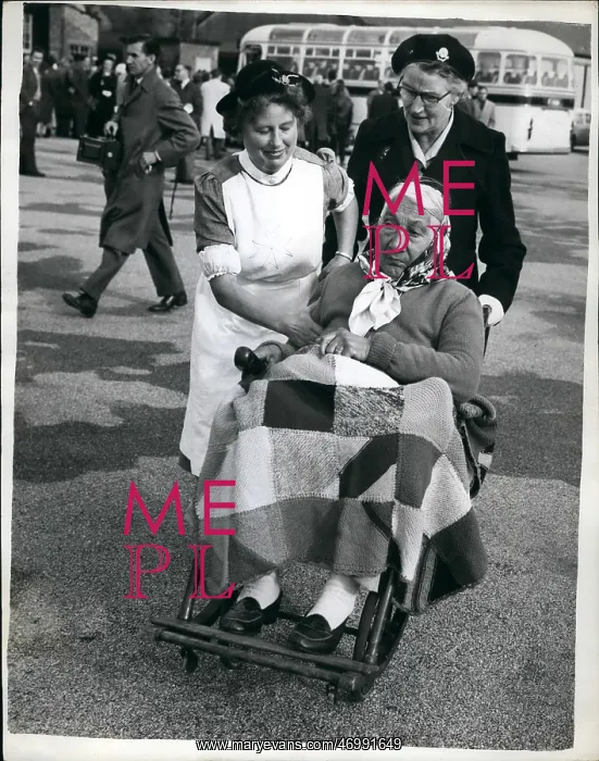 : Refugees. Nov. 11, 1961 - Refugees from Tristan Da Guhna Arrive at Temporary : Refugees. Nov. 11, 1961 - Refugees from Tristan Da Guhna Arrive at Temporary