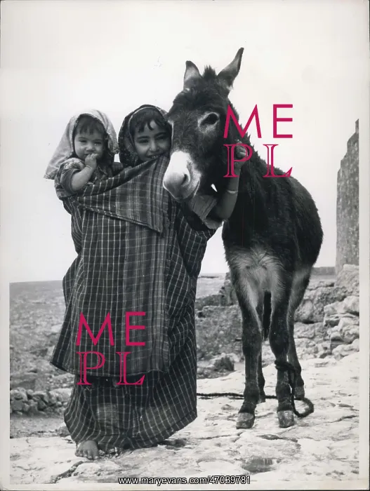 : Refugees. Children of the fortress watchman at NALUT : Refugees. Children of the fortress watchman at NALUT