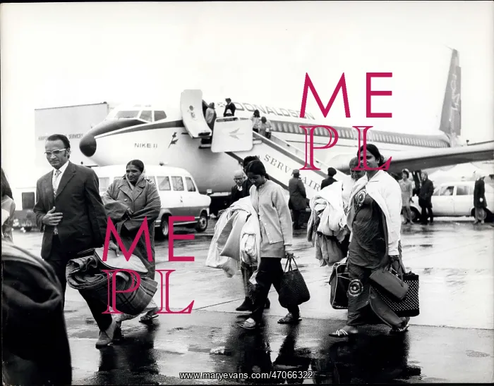 : Refugees. Sep. 18, 1972 - The first batch of Asians airlifted : Refugees. Sep. 18, 1972 - The first batch of Asians airlifted