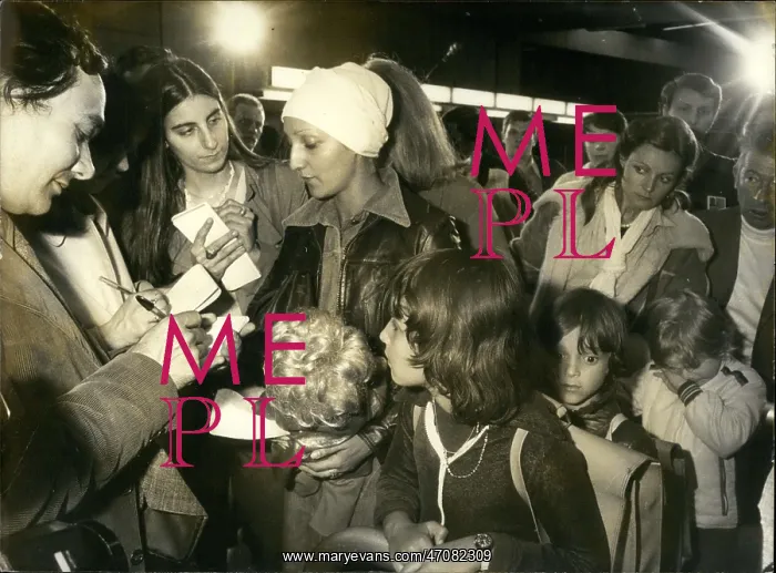 : Refugees. May 04, 1977 - 157 French people, for the most part women : Refugees. May 04, 1977 - 157 French people, for the most part women