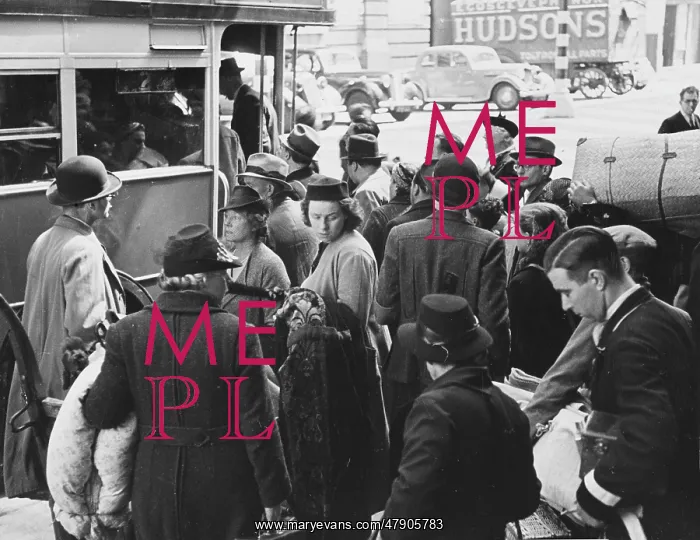  : Refugees boarding bus WWII