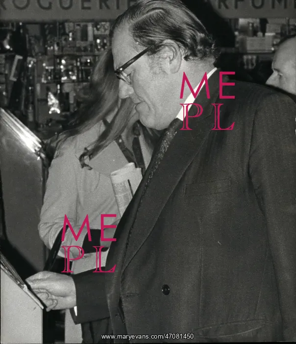 : Reginald Maudling buying an underground ticket, London : Reginald Maudling buying an underground ticket, London
