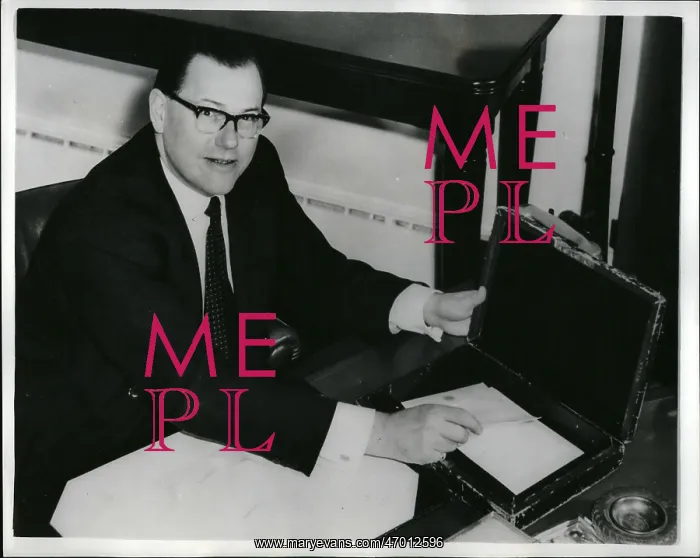 : Reginald Maudling at desk, preparing for the Budget : Reginald Maudling at desk, preparing for the Budget