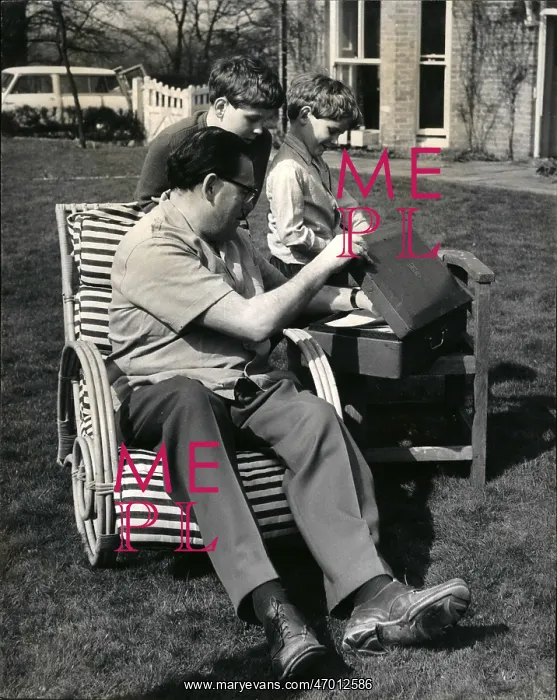 : Reginald Maudling and sons preparing for the Budget : Reginald Maudling and sons preparing for the Budget
