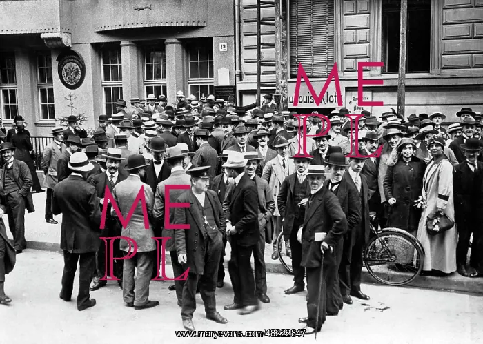 : Registering for military service, 1914 : Registering for military service, 1914