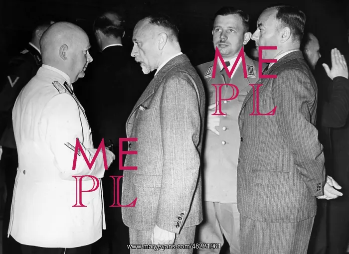: Reich Director Dr. Glasmeier talking with Prof. Donisch : Reich Director Dr. Glasmeier talking with Prof. Donisch