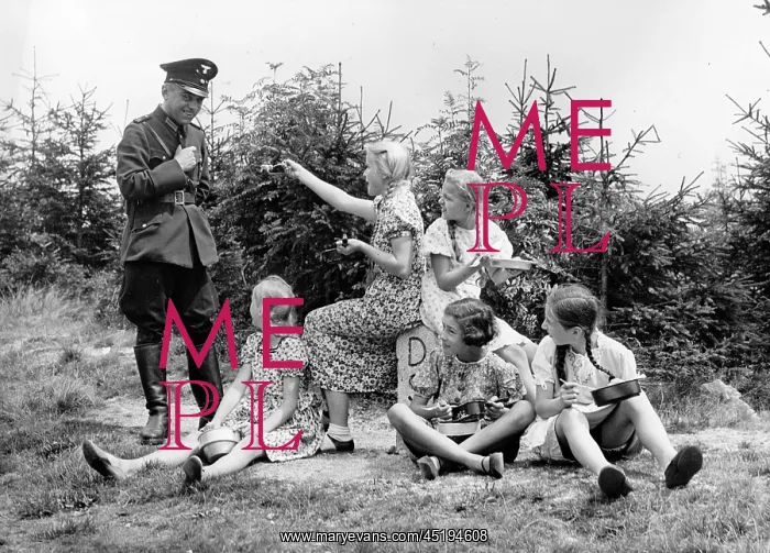 : Third Reich - girlds at the border 1937 : Third Reich - girlds at the border 1937